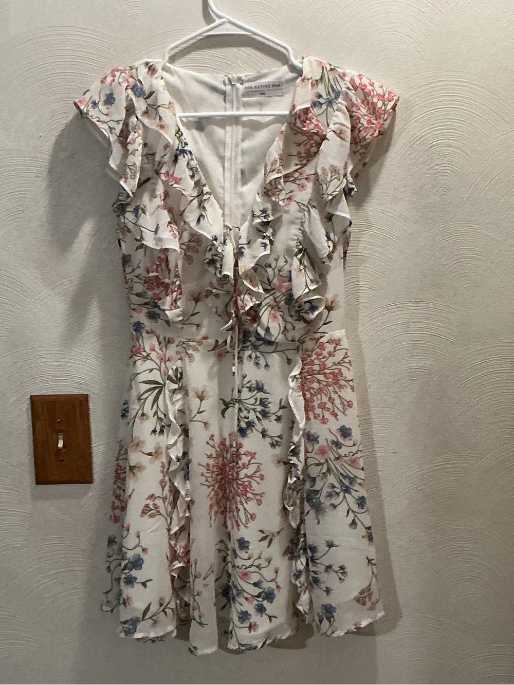 Like New NATIVE Daughters Floral Ruffle V-Neck Dress. Fully lined. Size Small.